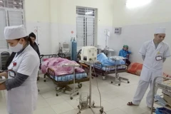 Các bác sỹ, y tá tại Bệnh viện Đa khoa Hoàng Su Phì thăm khám các nạn nhân. (Ảnh: Minh Tâm/TTXVN)