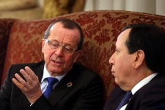 Đặc phái viên của Liên hợp quốc tại Libya Martin Kobler (trái) và Ngoại trưởng Tunisia Khémaies Jhinaoui (phải) tại cuộc gặp về tình hình ở Libya, tại Cairo, Ai Cập. (Nguồn: EPA/TTXVN)