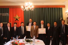 Trao Kỷ niệm chương cho ông Jan Zahradil và ông Petr Hnizdo. (Ảnh: Hồng Tâm/Vietnam+)