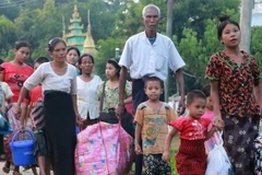 Người dân sơ tán khỏi Rakhine sau vụ tấn công tại Maungdaw, Myanmar. (Nguồn: AFP/TTXVN)