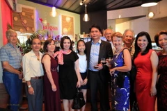 Đại sứ Nguyễn Việt Dũng và phu nhân chụp ảnh lưu niệm với bà con Việt kiều tại buổi gặp mặt. (Nguồn: Đại sứ quán Việt Nam tại New Zealand​)