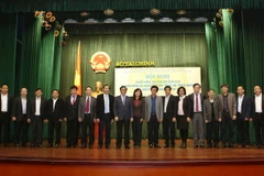 Lãnh đạo Bộ Tài chính và năm cơ quan báo chí Trung ương tại hội nghị. (Ảnh: Phạm Hậu/TTXVN)