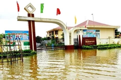 Sân trường Mầm non Sơn Thủy, huyện Lệ Thủy, Quảng Bình tràn ngập nước lũ. (Ảnh: TTXVN phát)