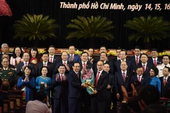 Ủy viên Bộ Chính trị Nguyễn Thiện Nhân, Bí thư Thành ủy TP. Hồ Chí Minh khóa X, phụ trách chỉ đạo Đảng bộ TP. Hồ Chí Minh tặng hoa chúc mừng tân Bí thư Thành ủy Thành phố Hồ Chí Minh khóa XI Nguyễn Văn Nên và Ban Chấp hành Đảng bộ TP. Hồ Chí Minh. 