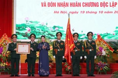 Chủ tịch Quốc hội Nguyễn Thị Kim Ngân trao Huân chương Độc lập hạng Ba cho Báo Quân đội nhân dân. (Ảnh: Trọng Đức/TTXVN)