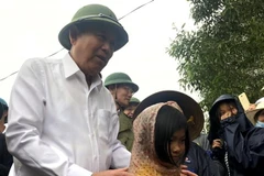 Phó Thủ tướng Thường trực Trương Hòa Bình thăm hỏi người dân xã Hải Định, huyện Hải Lăng bị ảnh hưởng bởi lũ lụt. (Ảnh: Nguyên Lý/TTXVN)