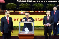 Các đại biểu dự Đại hội quyên góp ủng hộ đồng bào miền Trung. (Ảnh: TTXVN phát)