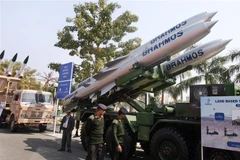 Tên lửa hành trình siêu thanh BrahMos được trưng bày tại một sự kiện ở New Delhi, Ấn Độ. (Ảnh: AFP/TTXVN)