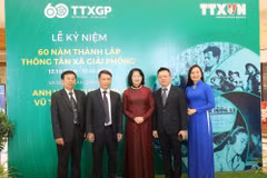Phó Chủ tịch nước Đặng Thị Ngọc Thịnh với Lãnh đạo TTXVN và các đại biểu dự buổi lễ. (Ảnh: Lâm Khánh/TTXVN)