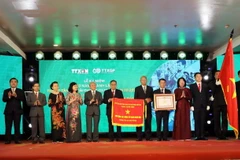 Phó Chủ tịch nước Đặng Thị Ngọc Thịnh, Phó Chủ tịch thứ nhất Hội đồng Thi đua-Khen thưởng Trung ương thay mặt Đảng và Nhà nước trao Danh hiệu Anh hùng Lực lượng vũ trang nhân dân của Chủ tịch nước tặng Thông tấn xã Giải phóng cho đại diện lãnh đạo TTXVN. 
