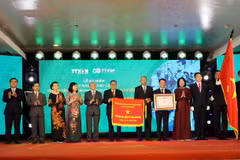 Phó Chủ tịch nước Đặng Thị Ngọc Thịnh, Phó Chủ tịch thứ nhất Hội đồng Thi đua-Khen thưởng Trung ương thay mặt Đảng và Nhà nước trao Danh hiệu Anh hùng Lực lượng vũ trang nhân dân của Chủ tịch nước tặng Thông tấn xã Giải phóng cho đại diện lãnh đạo TTXVN. 