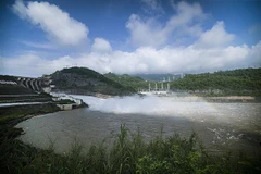 Toàn cảnh Thủy điện Hòa Bình mở một cửa xả lũ. (Ảnh: Trọng Đạt/TTXVN)