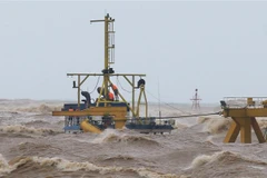 Các thuyền viên trên tàu Vietship 01 bị mắc kẹt ở vị trí gần phao số 0 khu vực cảng Cửa Việt. (Ảnh: Hồ Cầu/TTXVN)