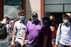 Người dân xếp hàng chờ xét nghiệm COVID-19 tại New York, Mỹ. (Ảnh: AFP/TTXVN)