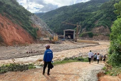 Đoàn tìm kiếm cứu nạn của tỉnh Quảng Nam và huyện Phước Sơn tìm cách tới xã Phước Lộc. (Ảnh: TTXVN phát)