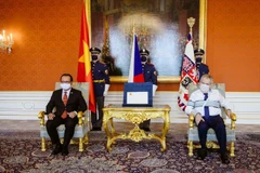Tổng thống Séc Miloš Zeman (phải) tiếp Đại sứ Thái Xuân Dũng. (Ảnh: TTXVN/phát)