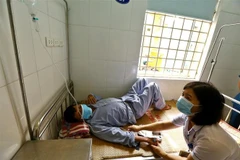 Điều trị bệnh nhân sốt xuất huyết tại khoa Truyền nhiễm Bệnh viện đa khoa Đống Đa. (Ảnh: Minh Quyết/TTXTVN)