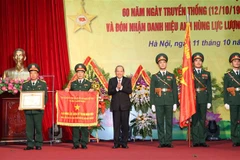 Phó Thủ tướng Thường trực Trương Hòa Bình trao Danh hiệu Anh hùng Lực lượng vũ trang nhân dân của Chủ tịch nước cho đại diện Viện Khoa học và Công nghệ quân sự. (Ảnh: Dương Giang/TTXVN)
