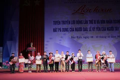 Trao chứng nhận của Bộ trưởng Bộ Văn hóa, Thể thao và Du lịch đưa hát Pá dung của người Dao và lễ Kỳ Yên của người Tày vào Danh mục Di sản văn hóa phi vật thể quốc gia. (Ảnh: Hoàng Giang/TTXVN)