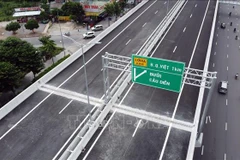 Hệ thống biển báo trên tuyến cầu cạn. (Ảnh: Huy Hùng/TTXVN)