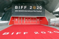 Biển hiệu Liên hoan phim quốc tế Busan 2020 tại lối vào Trung tâm Điện ảnh Busan ở thành phố Busan, Hàn Quốc ngày 21/10. (Ảnh: AFP/TTXVN)