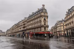Cảnh vắng vẻ trên đường phố tại Paris, Pháp. (Ảnh: THX/TTXVN)