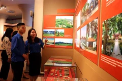 Khách tham quan trưng bày. (Ảnh: Thái Hùng/TTXVN)