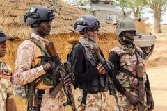 Binh sỹ Nigeria gác tại căn cứ quân sự ở Baga. (Ảnh: AFP/TTXVN)