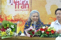Tác giả Trần Tố Nga (trái) chia sẻ với bạn đọc tại buổi ra mắt cuốn tự truyện Đường trần-Ngọn lửa không bao giờ tắt. (Ảnh: Gia Thuận/TTXVN)