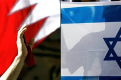 Cờ Bahrain (trái) và cờ Israel (phải). (Ảnh: AFP/TTXVN)