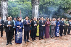 Đoàn đại biểu dâng hương tại đền thờ Vua Đinh Tiên Hoàng. (Ảnh: Đức Phương/TTXVN)
