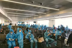 Công dân Việt Nam chờ lên máy bay về nước. (Ảnh TTXVN Công dân Việt Nam chờ lên máy bay về nước. (Ảnh TTXVN phát)phát)