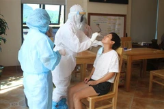 Cán bộ y tế lấy mẫu xét nghiệm cho các trường hợp người nước ngoài nhập cảnh, cách ly tập trung. (Ảnh: Hải Yến/TTXVN)