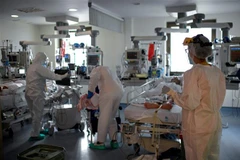Nhân viên y tế điều trị cho bệnh nhân COVID-19 tại bệnh viện ở Madrid, Tây Ban Nha. (Ảnh: AFP/TTXVN)