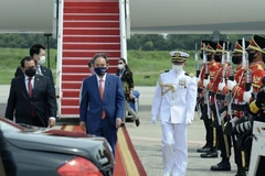 Thủ tướng Nhật Bản Suga Yoshihide và Phu nhân tại sân bay quốc tế Nội Bài (Hà Nội). (Ảnh: Doãn Tấn/TTXVN)