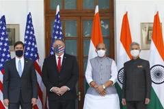 (Từ trái sang): Bộ trưởng Quốc phòng Mỹ Mark Esper, Bộ trưởng Ngoại giao Mỹ Mike Pompeo, Bộ trưởng Quốc phòng Ấn Độ Rajnath Singh và Bộ trưởng Ngoại giao Ấn Độ Subrahmanyam Jaishankar chụp ảnh chung trước Đối thoại 2+2 ở New Delhi ngày 27/10. (Ảnh: AFP/TT