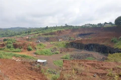 Khai thác khoáng sản tại mỏ đá bon Bù Đốp 2, xã Nghĩa Thắng, huyện Đắk R’Lấp của Công ty Trách nhiệm hữu hạn thương mại Chính Trường, một trong ba đơn vị bị xử phạt. (Ảnh: Hưng Thịnh/TTXVN)