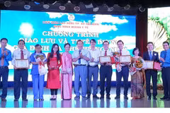 Lãnh đạo Liên đoàn Lao động Thành phố Hồ Chí Minh cùng Công đoàn ngành y tế Thành phố trao biểu trưng tuyên dương gia đình ba thế hệ ngành y năm 2020. (Ảnh: Thanh Vũ/TTXVN)