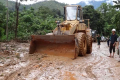 Triển khai phương tiện khắc phục điểm sạt lở để tiếp cận hiện trường. (Ảnh: TTXVN phát)