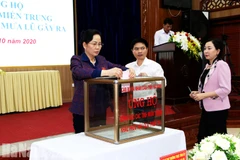 Lãnh đạo tỉnh Hà Nam ủng hộ đồng bào miền Trung ngay trong lễ phát động. (Nguồn: baohanam.com.vn)