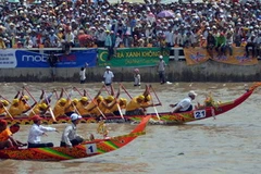 Đua ghe ngo. (Ảnh: Thanh Vũ/TTXVN)