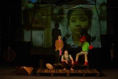 Phiên bản “Ông lão đánh cá và con cá vàng” lần này là sự kết hợp của diễn xuất kịch, múa rối, âm nhạc và video nghệ thuật. (Ảnh: Viện Goethe Hà Nội)