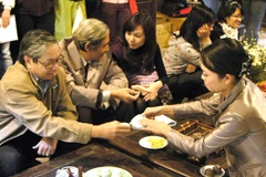 Du khách thưởng thức trà Việt tại Ngôi nhà Di sản (87 Mã Mây). (Ảnh minh họa: TTXVN)