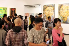 Ngay từ buổi khai mạc, triển lãm đã thu hút đông đảo khách tham quan. (Ảnh: Doãn Đức/Vietnam+)