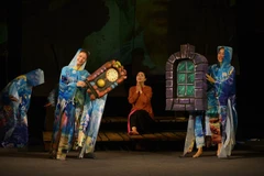 Bản dựng 'Ông lão đánh cá và con cá vàng' lần này là kết quả của sự hợp tác giữa Nhà hát Tuổi Trẻ (Việt Nam), Viện Goethe Hà Nội và Nhà hát Thế hệ trẻ Dresden (Đức). Nghệ sỹ người Đức Dominik Gunther đảm nhiệm vai trò đạo diễn. (Ảnh: BTC)