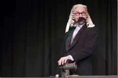 Thầy giáo dạy văn Richard với sự hóa thân của nghệ sỹ Stéphane Georis. (Ảnh: Phái đoàn Wallonie-Bruxelles)