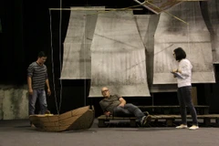 Đạo diễn Dominik Gunther (giữa) hướng dẫn diễn xuất cho các diễn viên. (Ảnh: BTC)