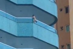 Hình ảnh bé trai cheo leo trên ban công tầng 5. (Nguồn: nydailynews.com)