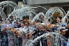 [Photo] Thiếu nữ Nhật té nước làm dịu không khí nắng nóng