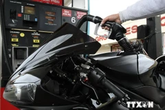 [Infographics] Giá dầu xuống mức thấp kỷ lục trong hơn nửa thập kỷ